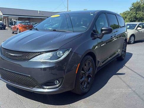 Used 2020 Chrysler Pacifica Touring w/ S Appearance Package FWD image 5
