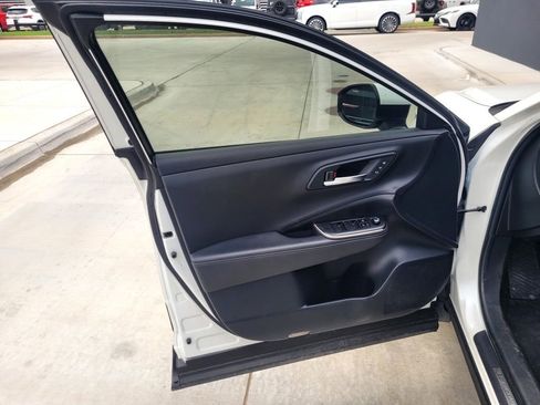 Used 2023 Toyota Crown Limited image 9