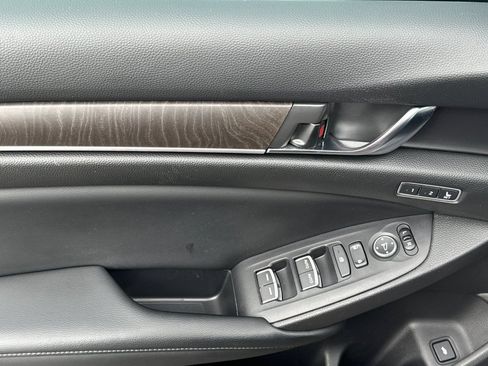Used 2018 Honda Accord Touring image 11
