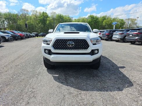 Used 2019 Toyota Tacoma TRD Sport AWD/4WD image 2