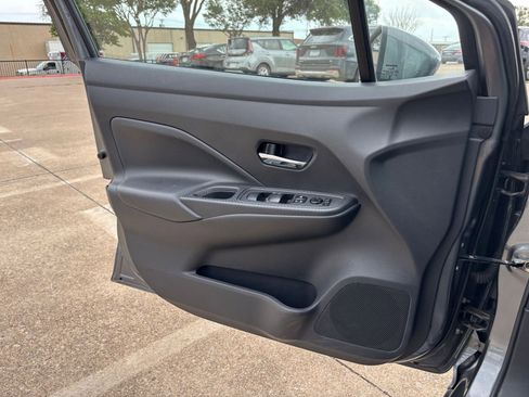 Used 2025 Nissan Versa SV w/ Trunk Package image 18