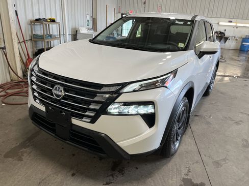 Used 2025 Nissan Rogue SV image 1