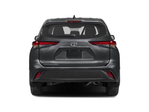 Used 2024 Toyota Highlander LE FWD image 5