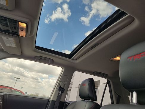 Used 2018 Toyota 4Runner TRD Off-Road Premium image 7