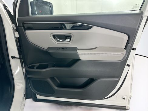 Used 2025 Honda Pilot Touring image 35