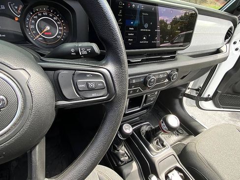 Used 2024 Jeep Gladiator Sport AWD/4WD image 14