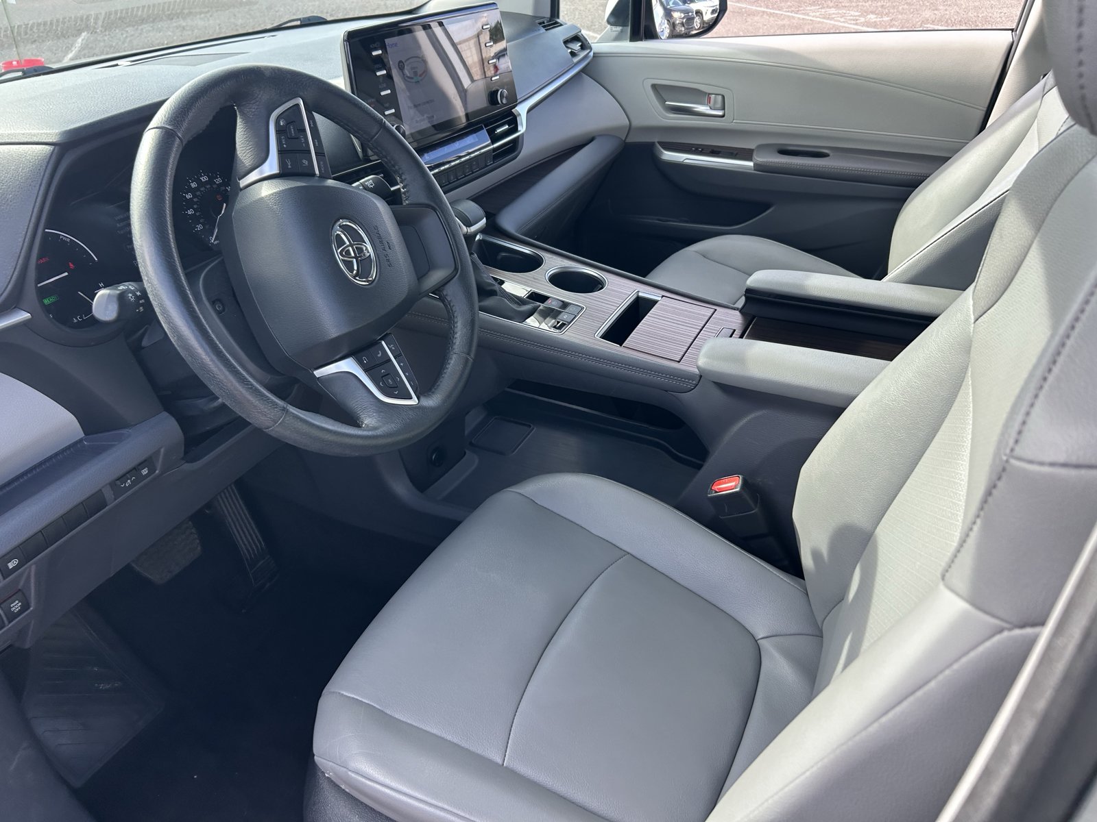 Used 2024 Toyota Sienna XLE FWD image 12