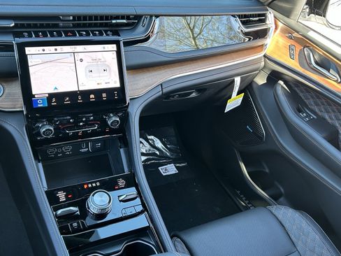 New 2025 Jeep Grand Cherokee Summit image 14