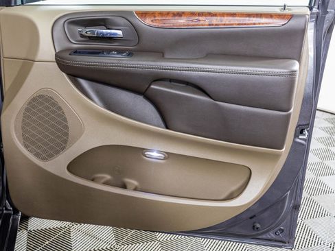 Used 2016 Chrysler Town & Country Touring-L w/ Driver Convenience Group image 50