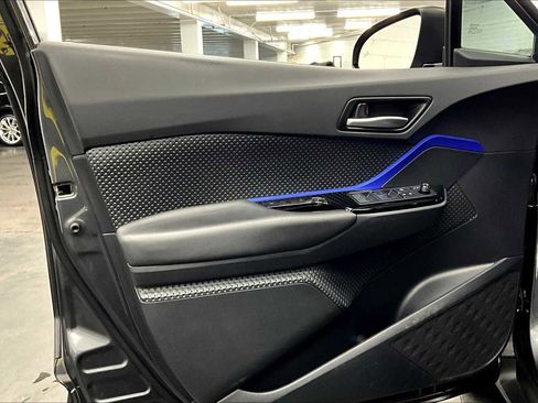 Used 2022 Toyota C-HR XLE image 21