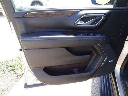 Used 2021 Chevrolet Tahoe Premier w/ Premium Package image 12