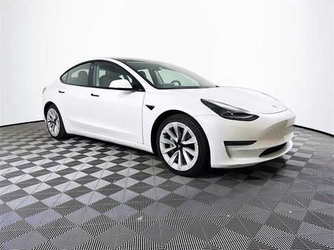 Used 2021 Tesla Model 3 Standard Range Plus image 9