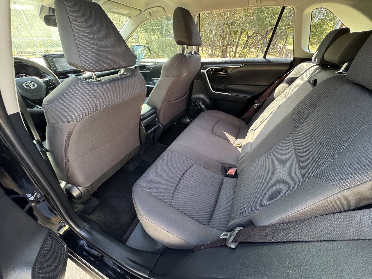 Used 2019 Toyota RAV4 LE FWD image 27