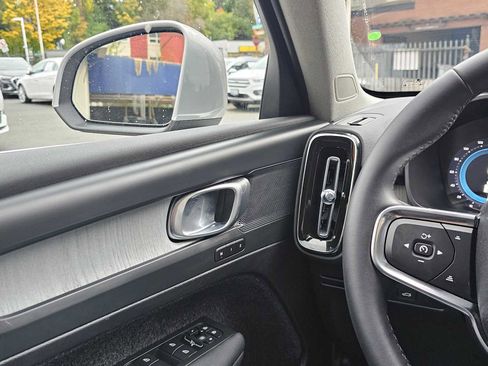 Certified 2025 Volvo XC40 B5 Core image 31