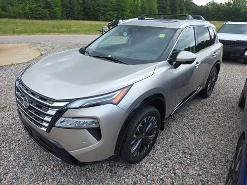 Used 2025 Nissan Rogue Platinum w/ Platinum Premium Package FWD image 3