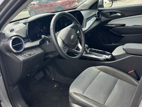 Used 2025 Chevrolet Trax LT w/ LT Convenience Package FWD image 4