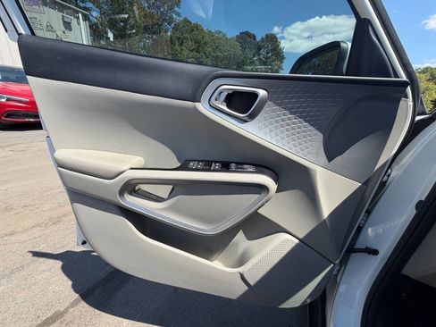 Used 2021 Kia Soul LX FWD image 17