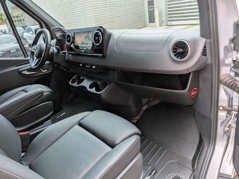 Used 2024 Mercedes-Benz Sprinter 2500 image 33