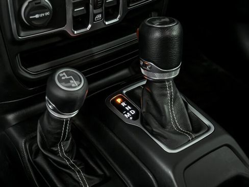 Used 2020 Jeep Wrangler Unlimited Sahara image 32