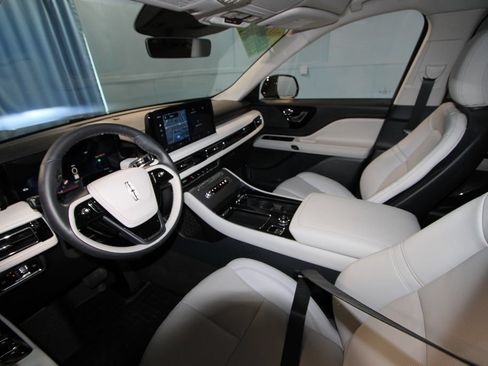 Used 2026 Lincoln Aviator AWD image 2