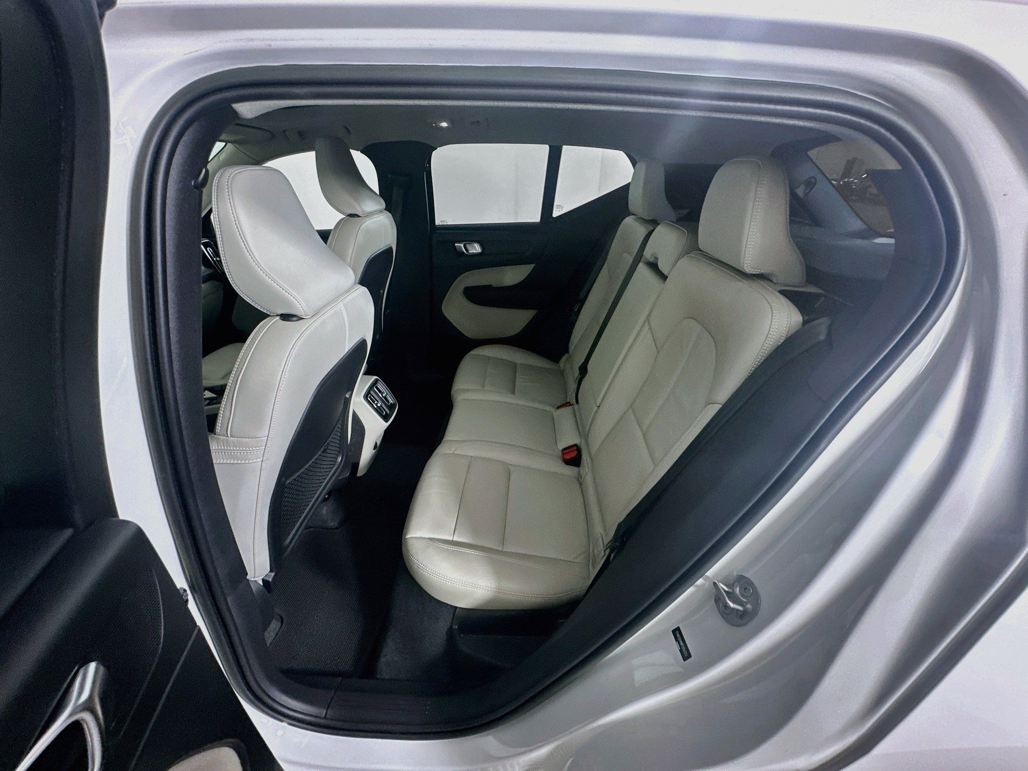 Used 2023 Volvo XC40 B4 Ultimate FWD image 27