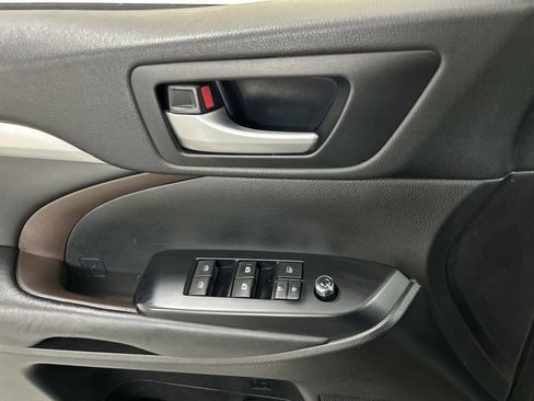 Used 2018 Toyota Highlander XLE w/ Carpet Mat Package (TMS) image 11