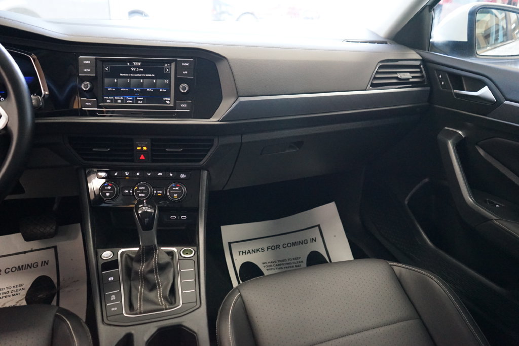 Used 2023 Volkswagen Jetta SE FWD image 9