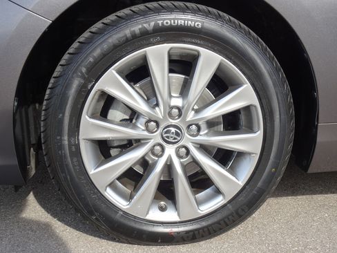 Used 2016 Toyota Camry XLE w/ Moonroof Package image 28