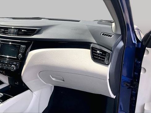 Certified 2020 Nissan Rogue Sport SV FWD image 18