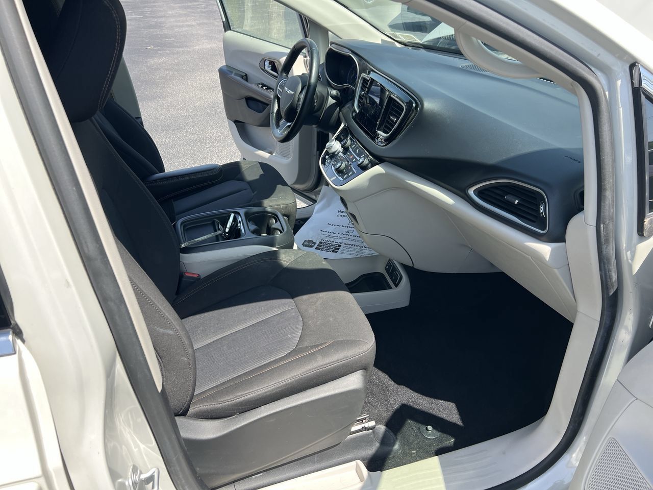 Used 2020 Chrysler Pacifica Touring w/ Tire & Wheel Group FWD image 33