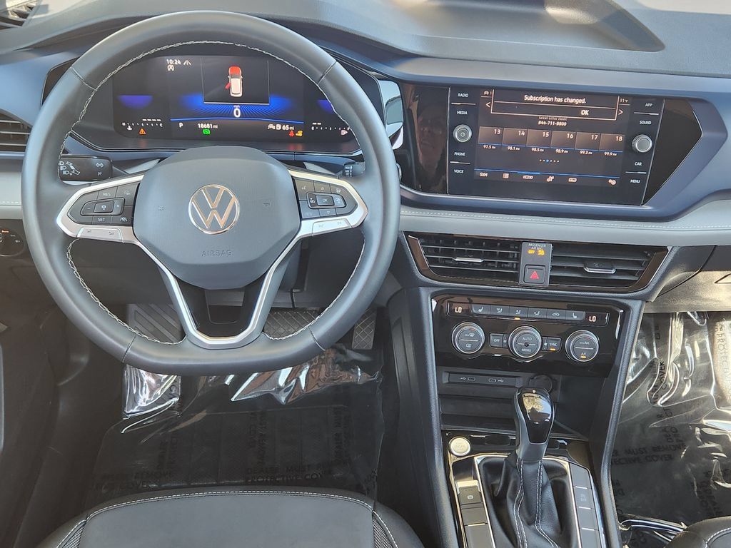 Used 2024 Volkswagen Taos SE AWD/4WD image 3