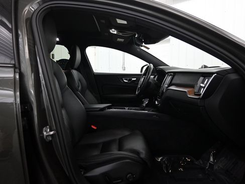 Used 2020 Volvo V60 T5 Cross Country image 24