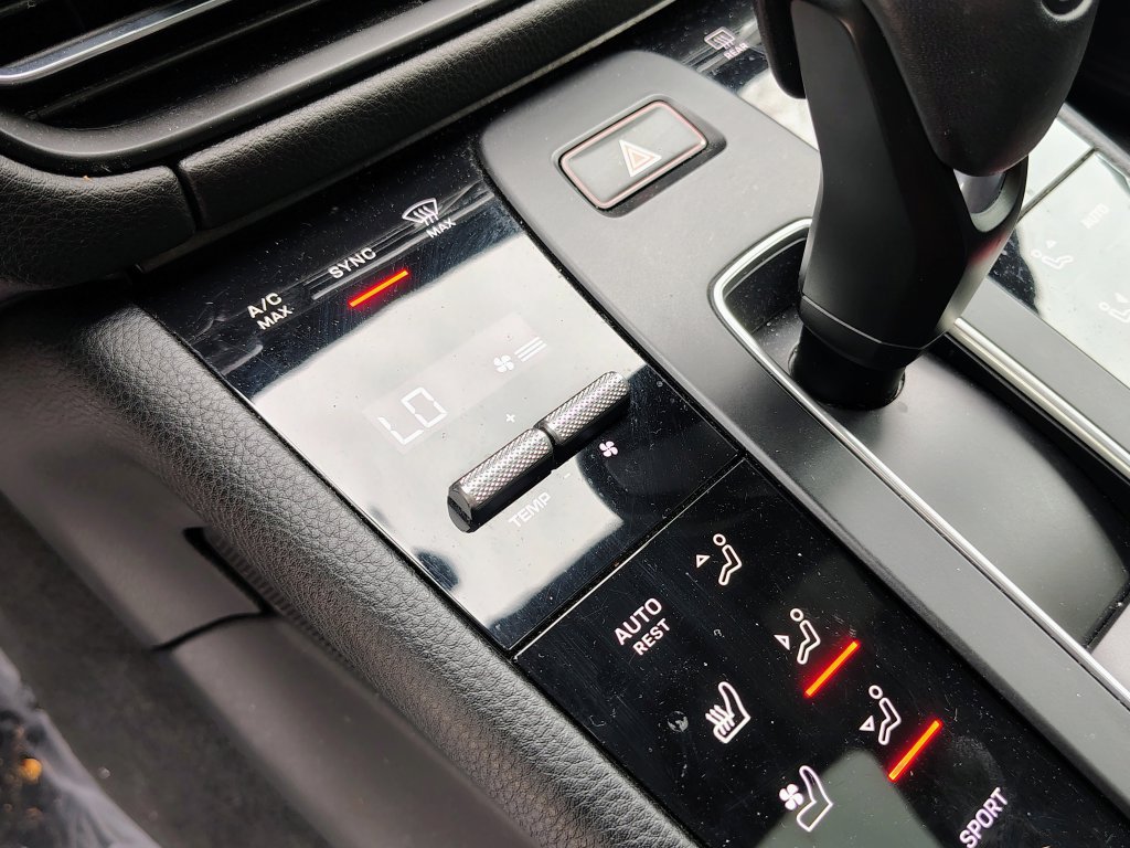 Used 2024 Porsche Macan AWD/4WD image 25