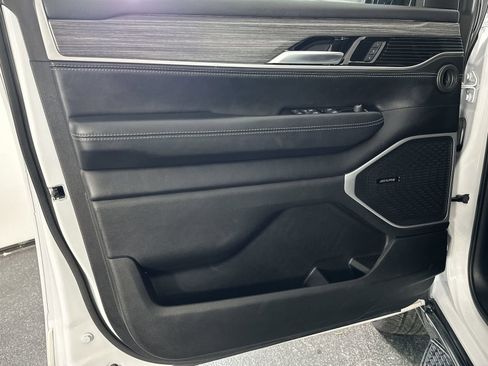 Used 2024 Jeep Wagoneer L Series III w/ Flexible Seating Group image 28