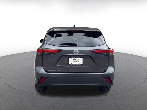 Used 2025 Toyota Highlander LE image 12