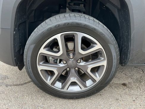 Used 2017 Jeep Renegade Latitude w/ Cold Weather Group AWD/4WD image 9