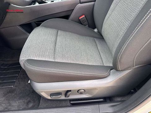 Used 2022 Nissan Rogue SV FWD image 16