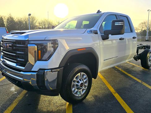 New 2026 GMC Sierra 2500 Pro w/ Convenience Package AWD/4WD image 4