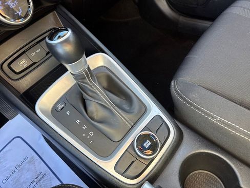 Used 2024 Hyundai Venue SEL image 28