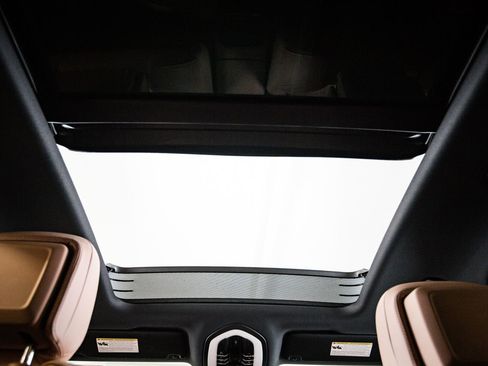 Certified 2025 Porsche Macan AWD/4WD image 30