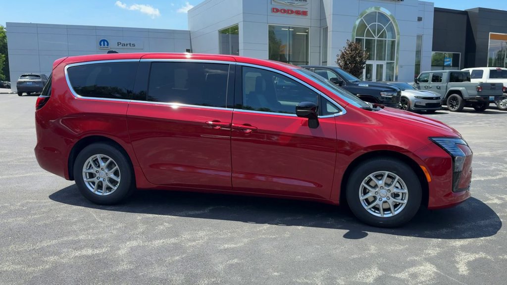 New 2027 Chrysler Pacifica Select FWD image 8