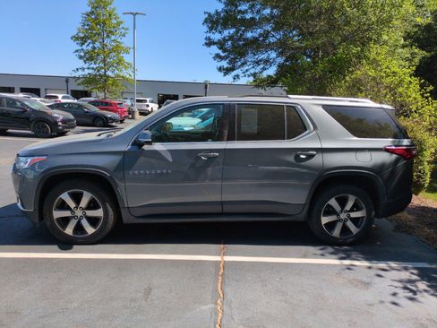 Used 2018 Chevrolet Traverse LT w/ LPO, 'HIT The Road' Package FWD image 3