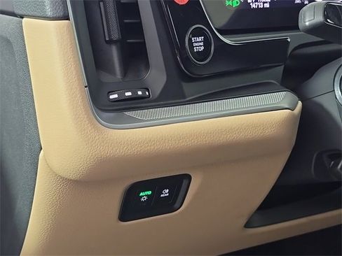 Certified 2024 Porsche Cayenne image 18