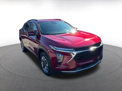 Used 2025 Chevrolet Trax LT image 3
