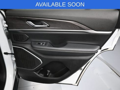 Used 2022 Jeep Grand Cherokee Limited AWD/4WD image 36