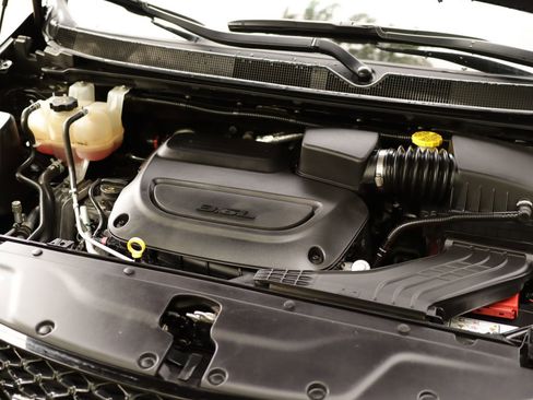 Used 2023 Chrysler Pacifica Touring-L FWD image 38