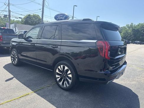 Used 2025 Ford Expedition Platinum w/ Driver's Package AWD/4WD image 3