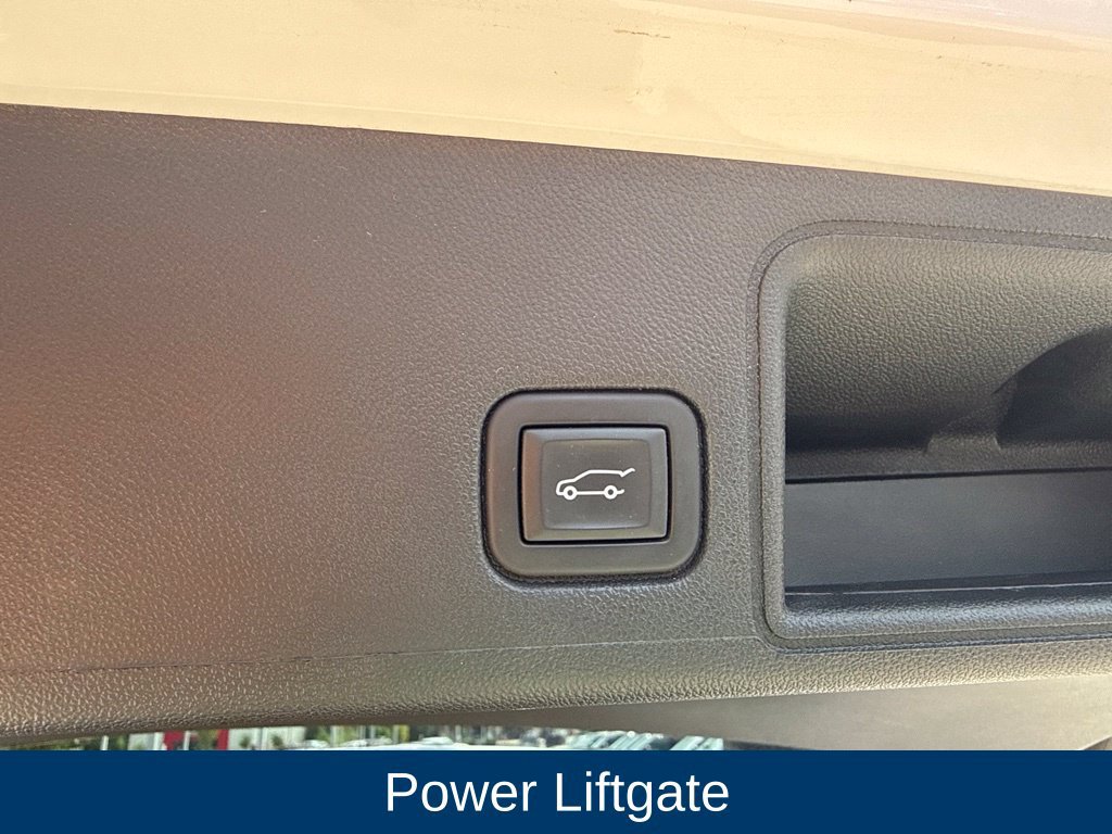 Used 2024 GMC Terrain SLE w/ Driver Convenience Package FWD image 9