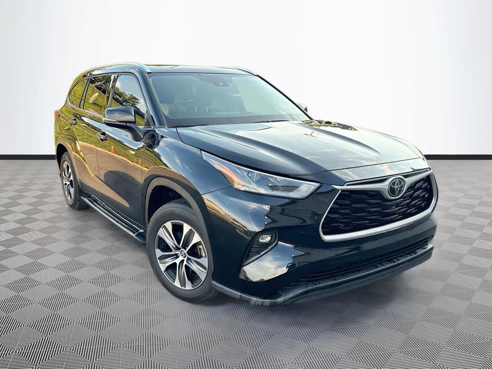 Used 2021 Toyota Highlander XLE FWD image 3