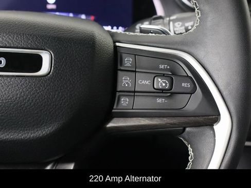 Used 2023 Jeep Grand Cherokee Limited w/ Black Appearance Package image 10